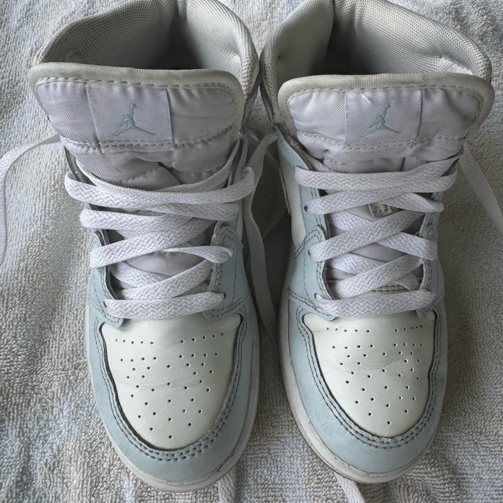 Girls Jordan 1 Mid SE
Blue Tint Summit White White Ice Blue